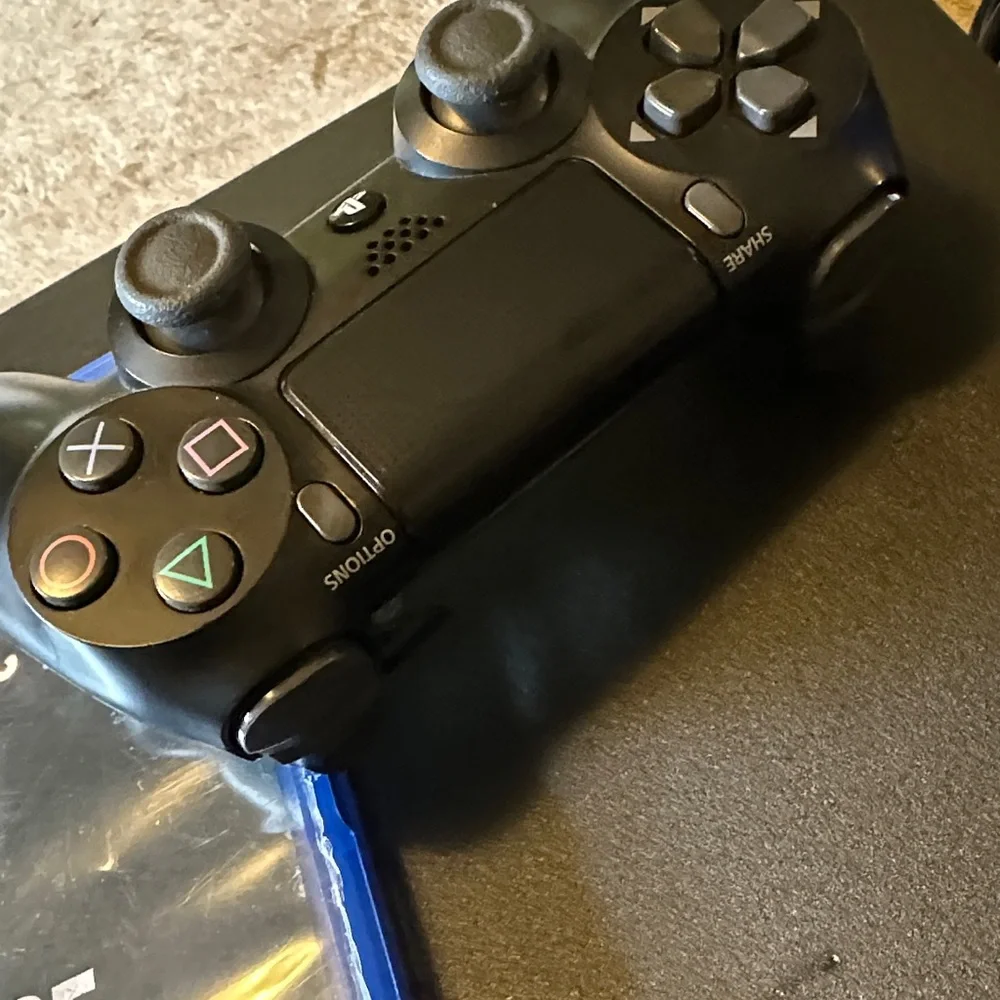 Sony PS4 Console with Game and Controller Resident Evil Village - Black